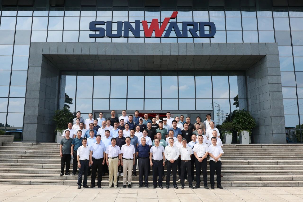 皇家国际智能全球初创深井套管车载钻机下线颁布