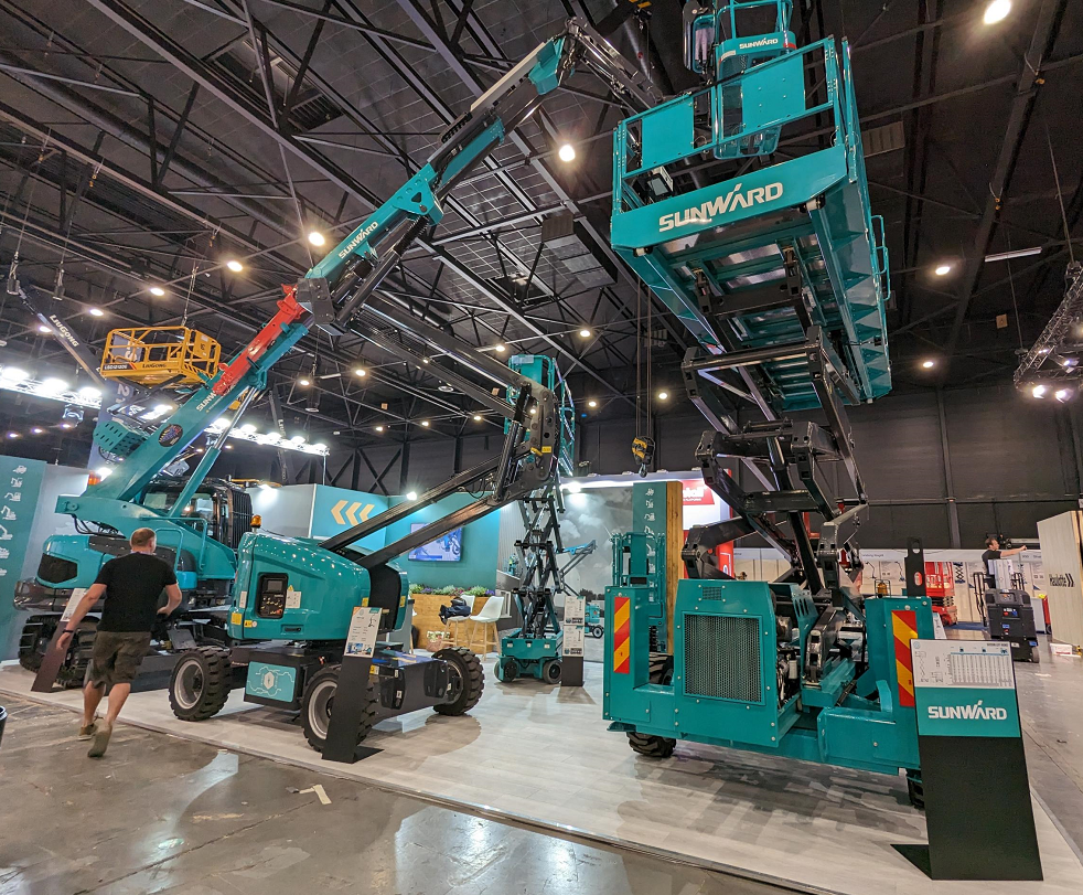 海表销售同比增长超200%！皇家国际智能高空机新帆步“出海”