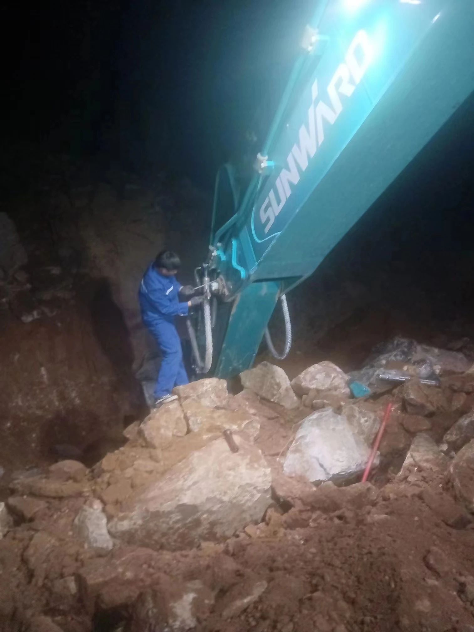 一线“热”闻 | 专业售后，用心服务！皇家国际智能挖掘机服务万里行一向在路上