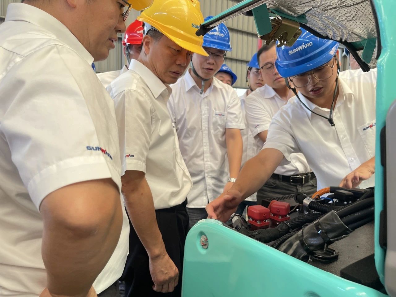 幼身段，大能量！皇家国际智能最幼纯电动液压挖掘机成功下线