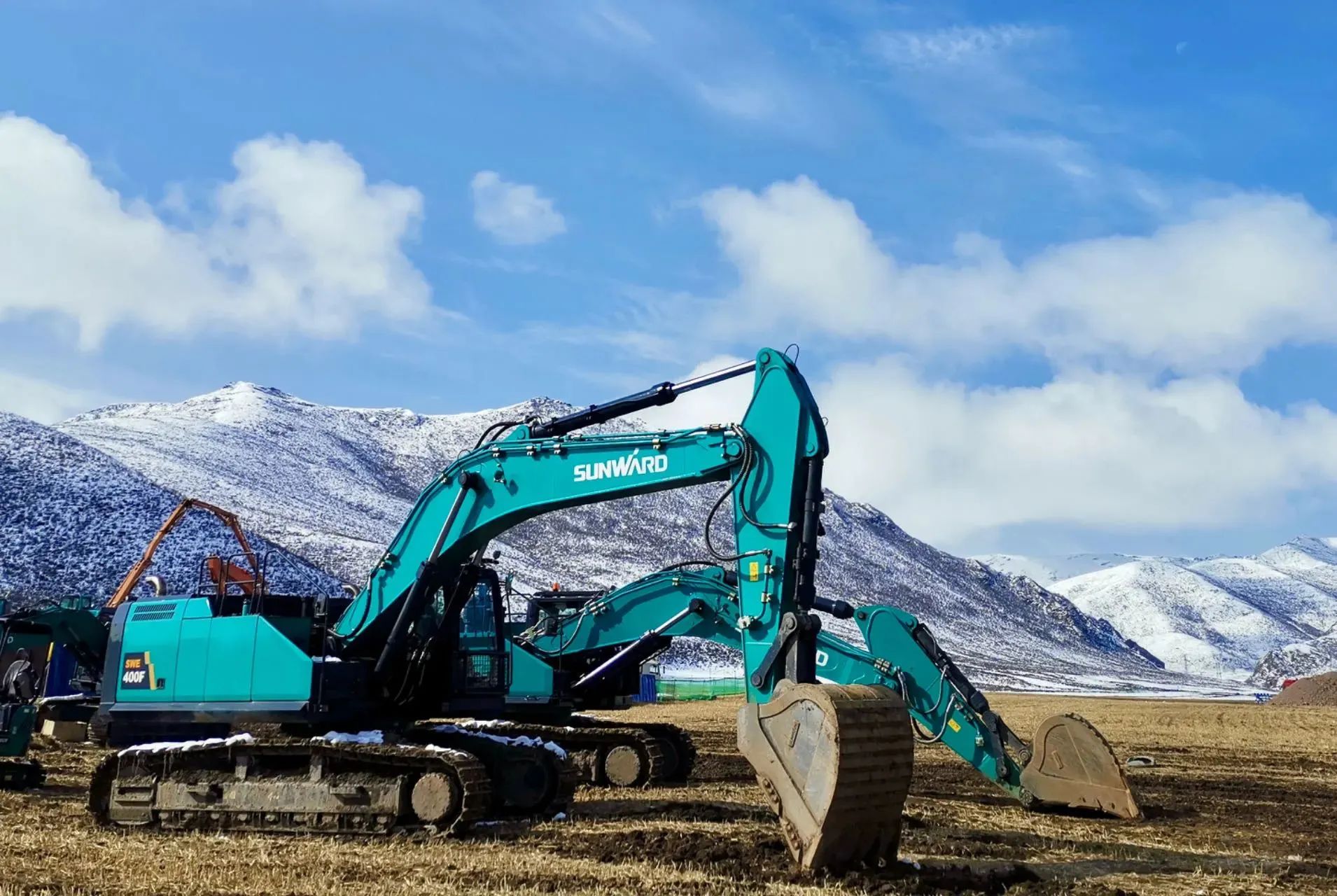 口碑超赞！皇家国际智能SWE400F挖掘机荣获工程机械明星产品大奖