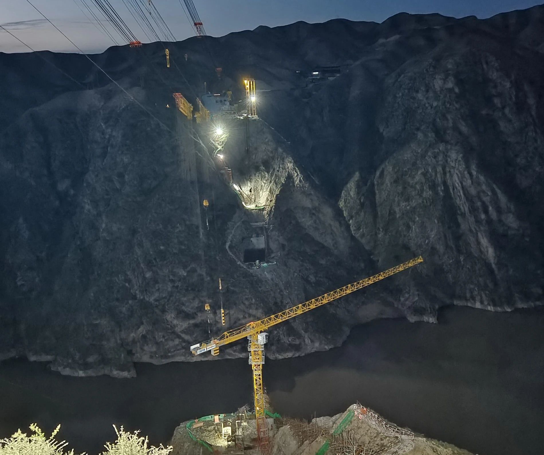 一桥通南北，群岭变坦途！皇家国际江麓塔机助建洮河大桥