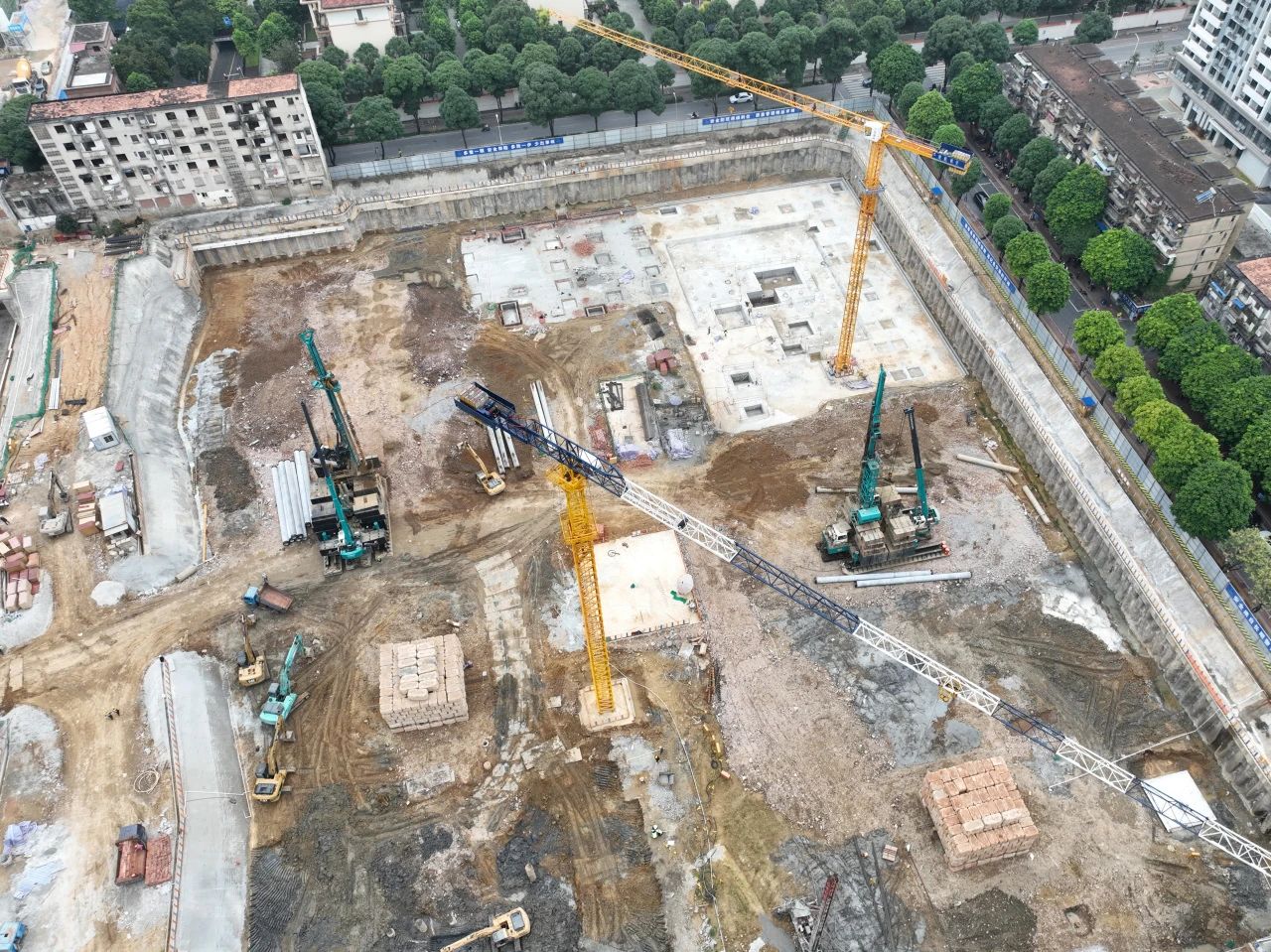 “绿巨人”显神威！皇家国际智能引孔式静力压桩机助建“绿城”南宁民生项目