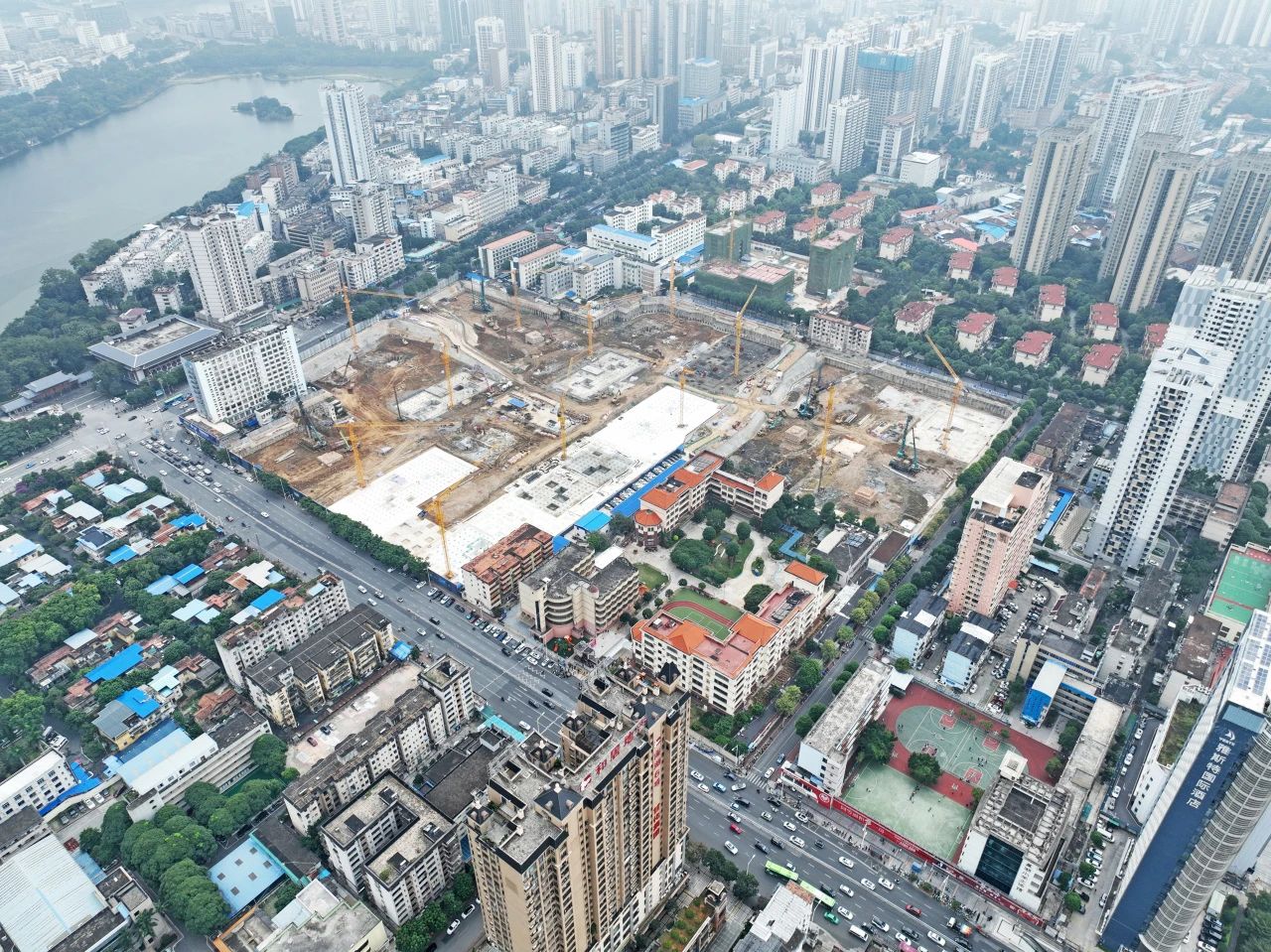 “绿巨人”显神威！皇家国际智能引孔式静力压桩机助建“绿城”南宁民生项目