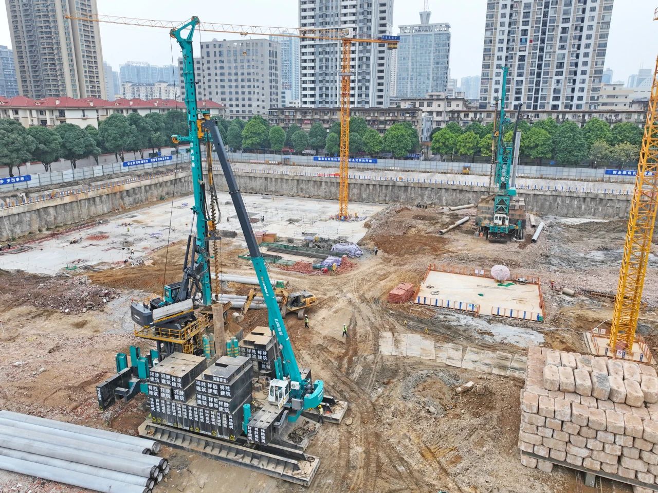 “绿巨人”显神威！皇家国际智能引孔式静力压桩机助建“绿城”南宁民生项目