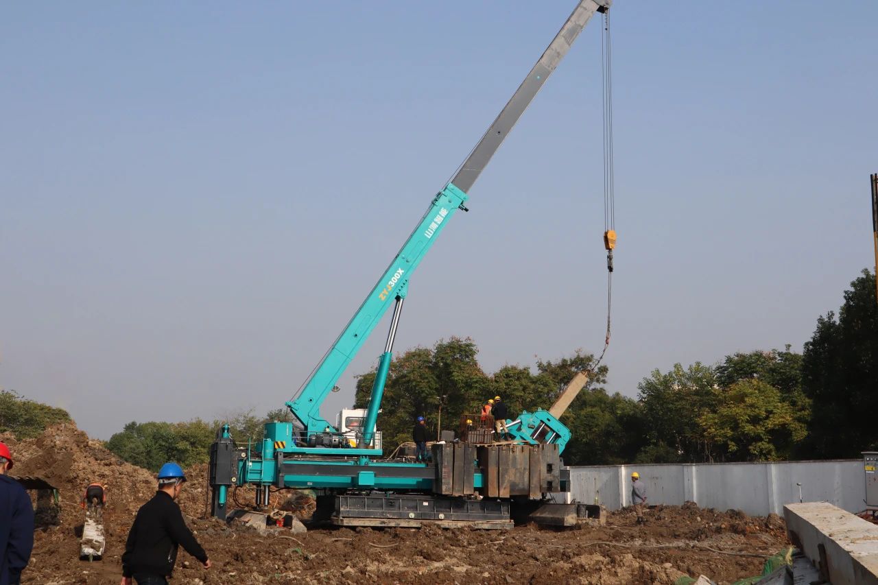 “皇家国际绿”闪灼西子湖畔！皇家国际智能ZYJ300X斜桩压桩机强势来袭