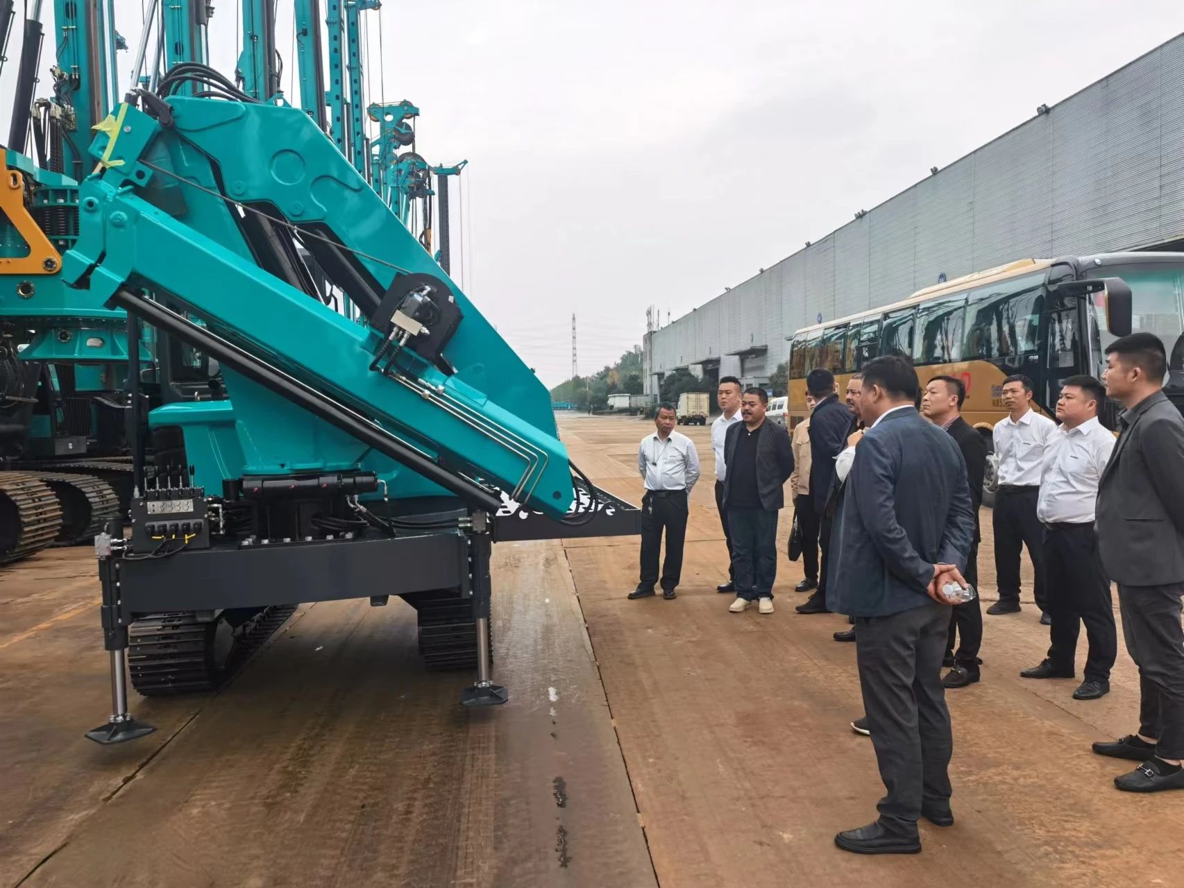 行业隆冬现暖阳！现场签购20台旋挖钻机，皇家国际智能携手湖南骏牛助力国度电网项目建设