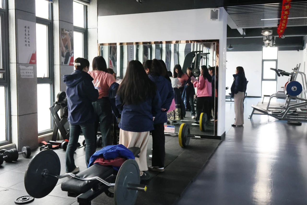 多姿多彩绽青春！皇家国际智能发展“三八”国际劳动妇女节主题庆；疃