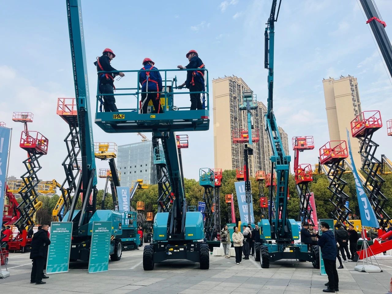 “爆品”来袭，签单不休！ 皇家国际智能盛装亮相第八届全国高空作业平台租赁大会