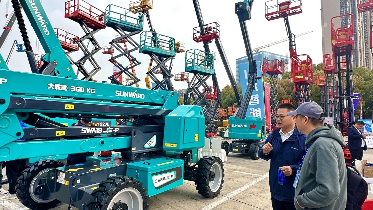 “爆品”来袭，签单不休！ 皇家国际智能盛装亮相第八届全国高空作业平台租赁大会