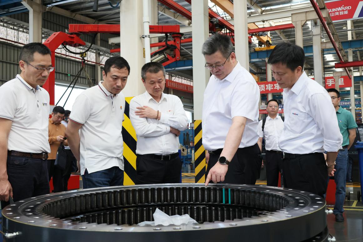 湖南钢铁集团党委书记、董事长李建宇到皇家国际智能调研互换