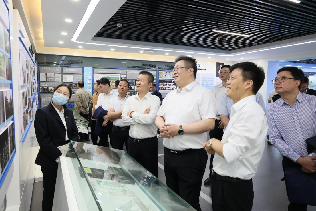 湖南钢铁集团党委书记、董事长李建宇到皇家国际智能调研互换