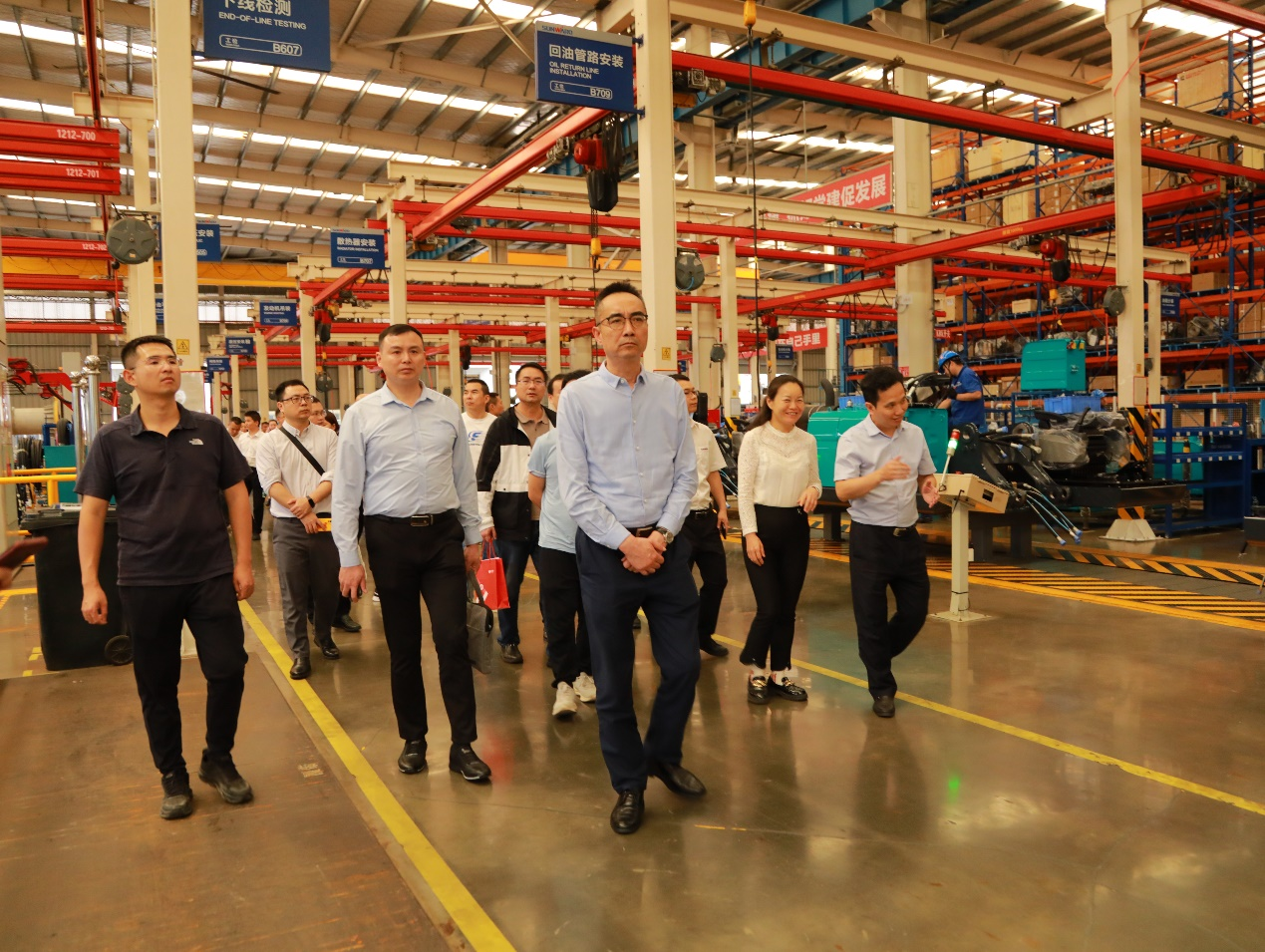 湘潭市工信局带队光临皇家国际智能发展智能造作现场观摩互换活动