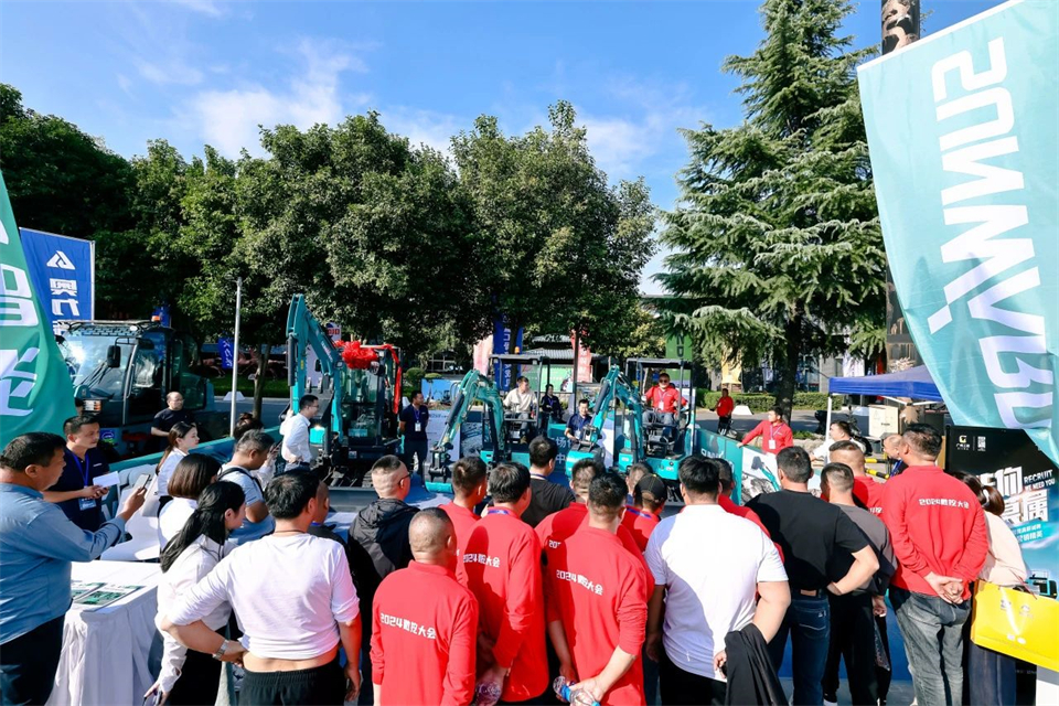 展示“掘”对实力！皇家国际智能亮相2024微挖大会暨幼型设备大会