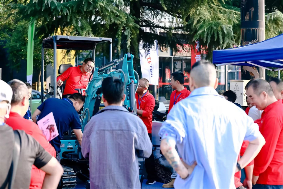 展示“掘”对实力！皇家国际智能亮相2024微挖大会暨幼型设备大会