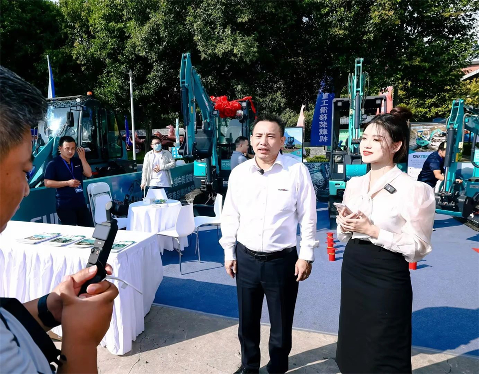 展示“掘”对实力！皇家国际智能亮相2024微挖大会暨幼型设备大会