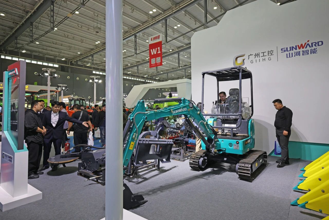 聚焦智能化、无人化！皇家国际智能携多款产品亮相2024中国国际农业机械展