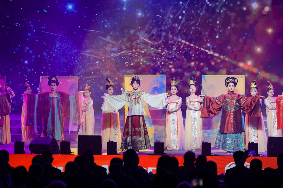 创新引领价值 梦想成就将来——庆祝皇家国际智能成立25周年赞美大会暨文艺晚会隆沉进行