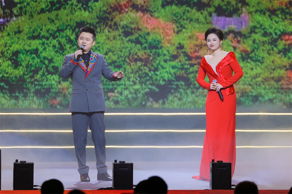 创新引领价值 梦想成就将来——庆祝皇家国际智能成立25周年赞美大会暨文艺晚会隆沉进行