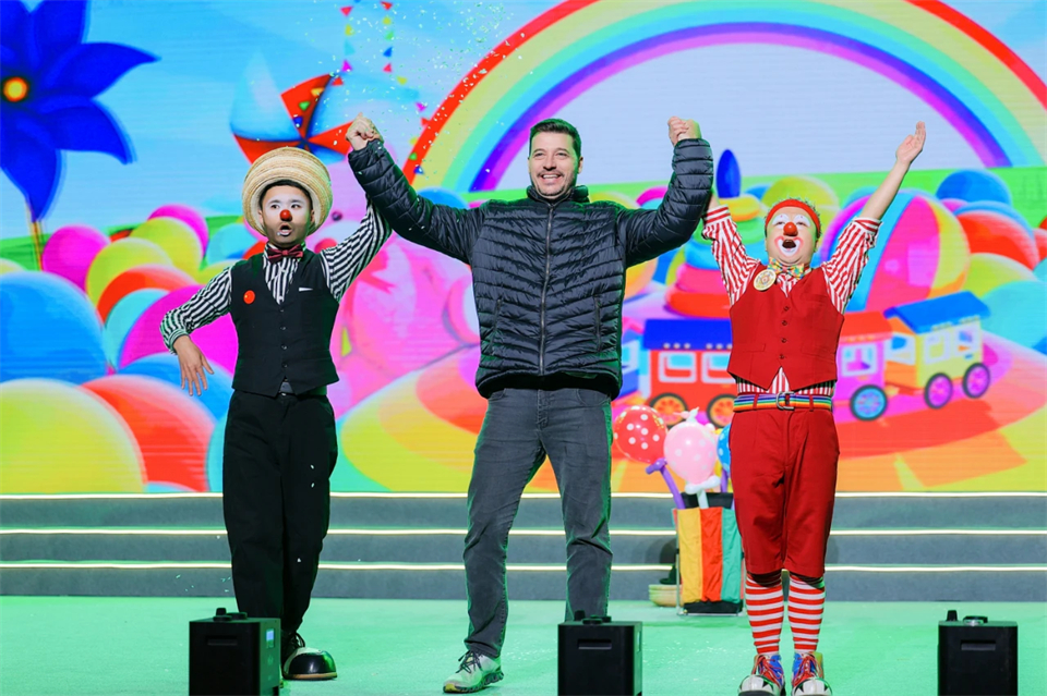 创新引领价值 梦想成就将来——庆祝皇家国际智能成立25周年赞美大会暨文艺晚会隆沉进行