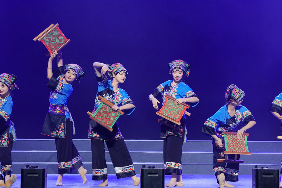 创新引领价值 梦想成就将来——庆祝皇家国际智能成立25周年赞美大会暨文艺晚会隆沉进行