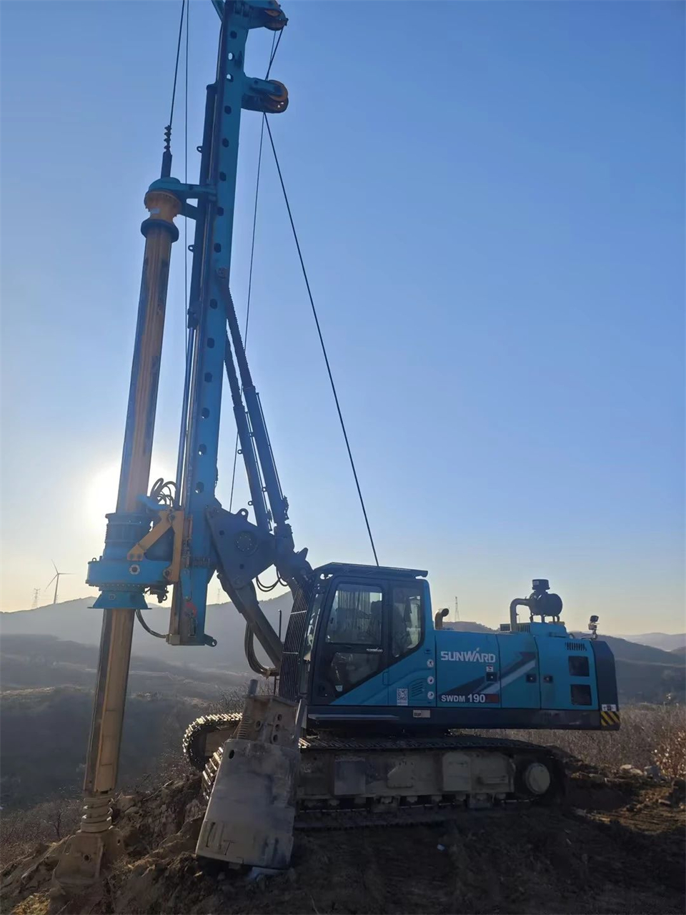 皇家国际智能进行电塔桩技术创新互换会，为电力基础设施建设注入新动力