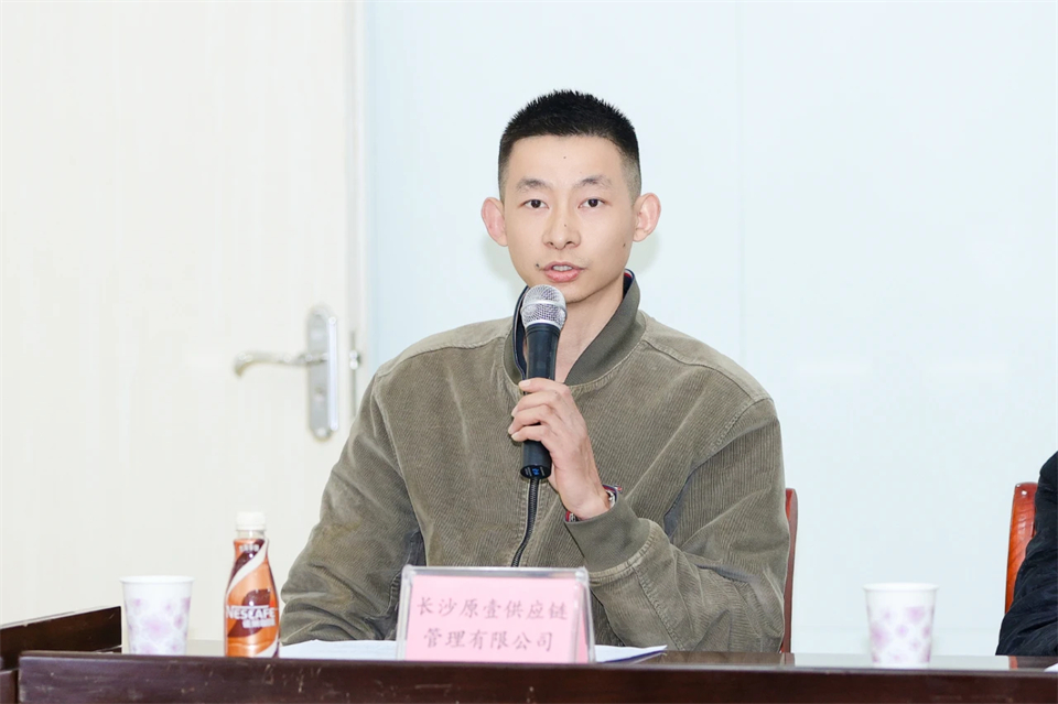 长龙街路、皇家国际智能召开首届年货盛惠暨送春联文化惠民活动工作会议