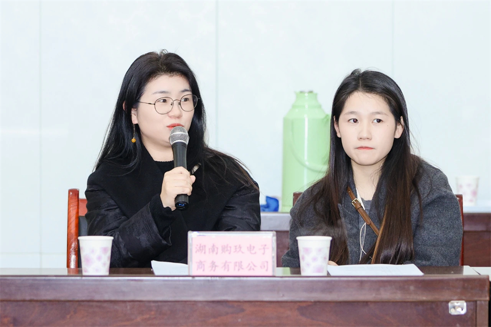 长龙街路、皇家国际智能召开首届年货盛惠暨送春联文化惠民活动工作会议