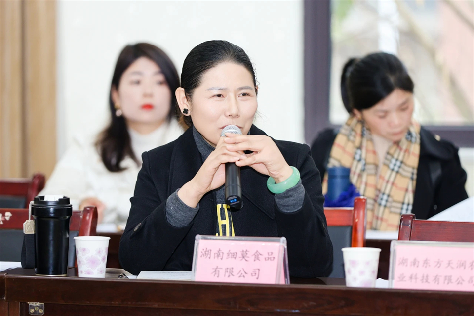 长龙街路、皇家国际智能召开首届年货盛惠暨送春联文化惠民活动工作会议