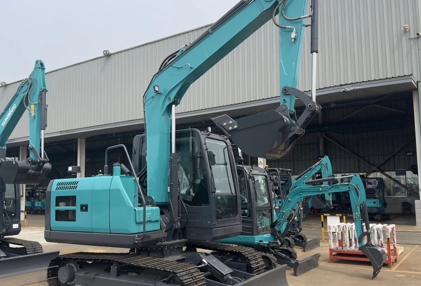 聚焦市场需要，皇家国际智能三款精品工程液压挖掘机成功下线