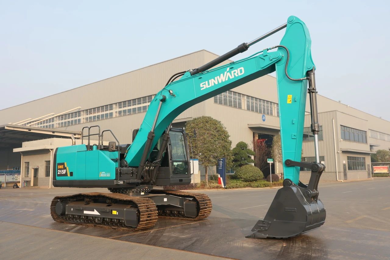 聚焦市场需要，皇家国际智能三款精品工程液压挖掘机成功下线