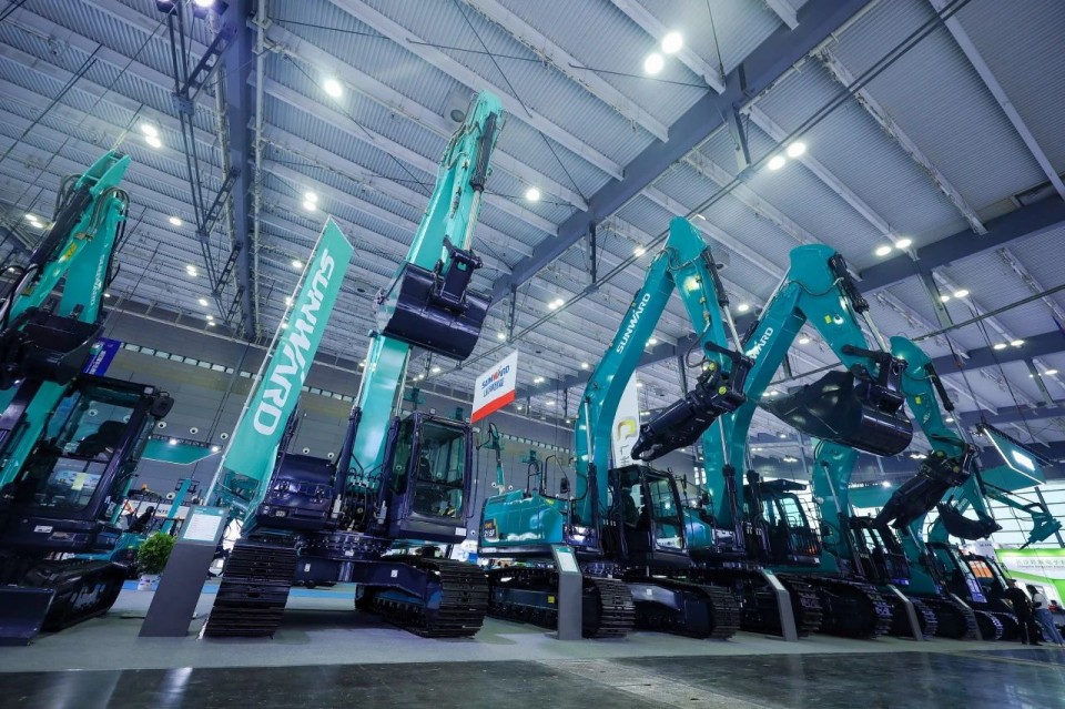2025 CICEE | 从单一工具迈向多元化解决规划，皇家国际智能出现非凡挖掘机风采