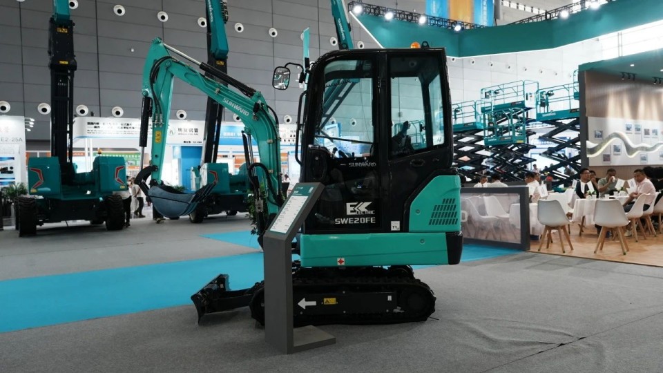 2025 CICEE | 从单一工具迈向多元化解决规划，皇家国际智能出现非凡挖掘机风采