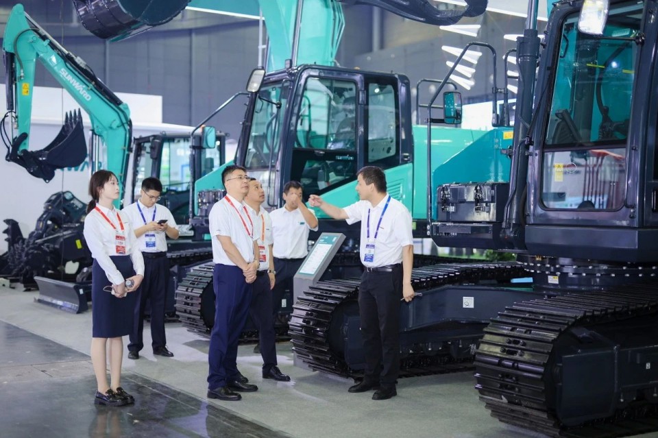 2025 CICEE | 从单一工具迈向多元化解决规划，皇家国际智能出现非凡挖掘机风采