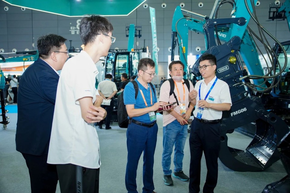 2025 CICEE | 从单一工具迈向多元化解决规划，皇家国际智能出现非凡挖掘机风采