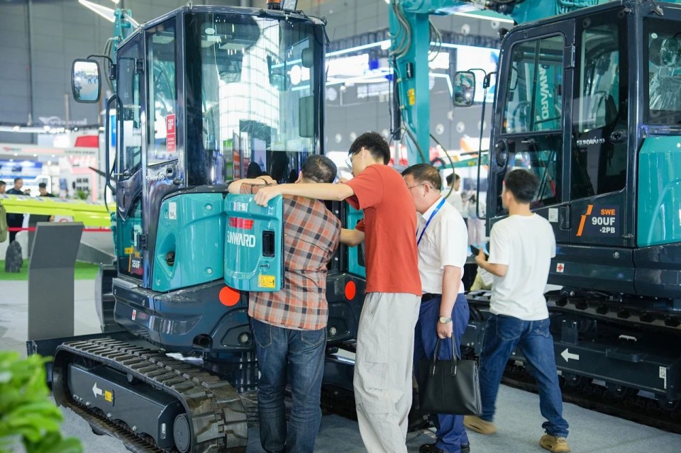 2025 CICEE | 从单一工具迈向多元化解决规划，皇家国际智能出现非凡挖掘机风采