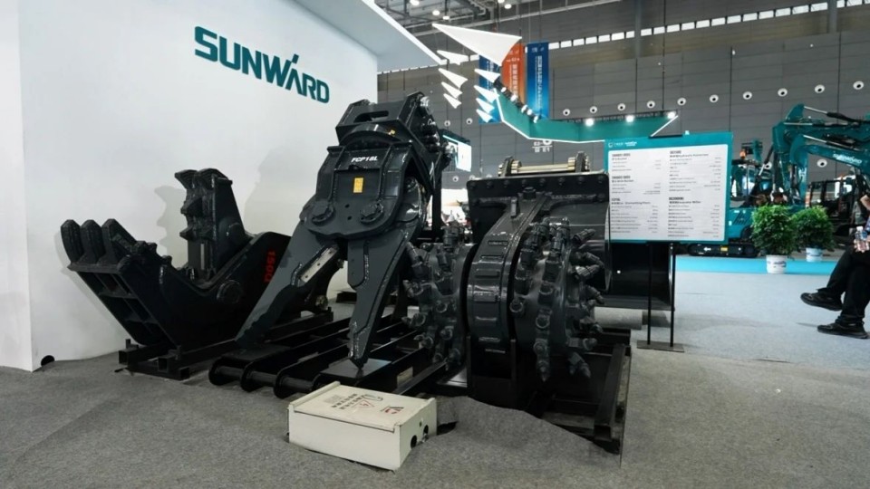 2025 CICEE | 从单一工具迈向多元化解决规划，皇家国际智能出现非凡挖掘机风采