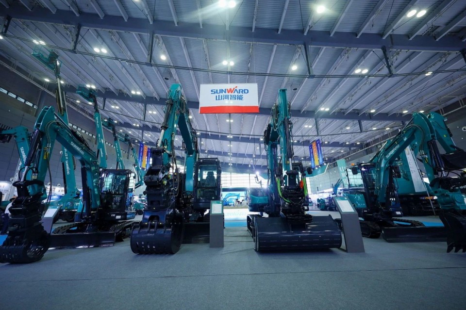 2025 CICEE | 从单一工具迈向多元化解决规划，皇家国际智能出现非凡挖掘机风采
