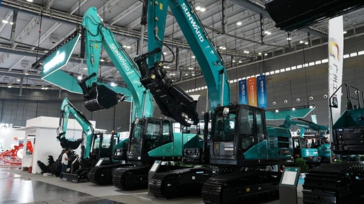 2025 CICEE | 打造极致精品化，皇家国际智能挖掘机“圈粉”长沙展