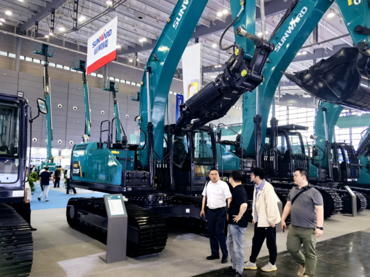 2025 CICEE | 打造极致精品化，皇家国际智能挖掘机“圈粉”长沙展