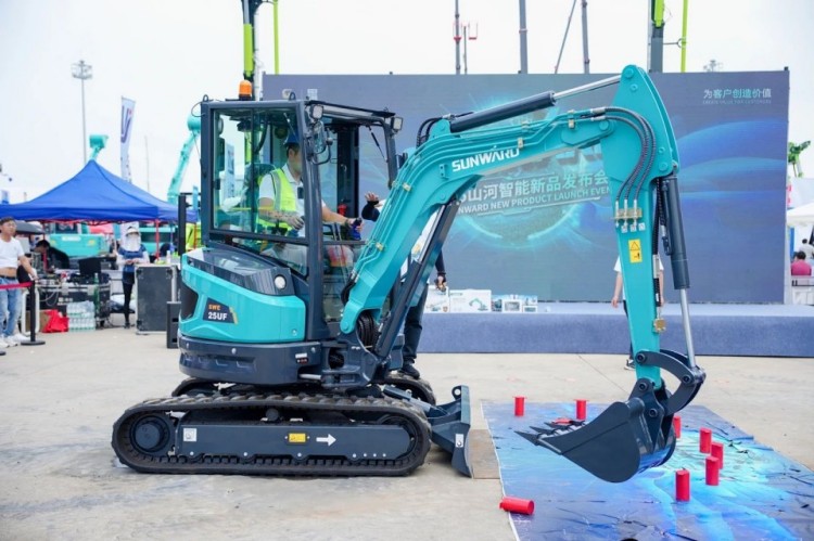 2025 CICEE | 打造极致精品化，皇家国际智能挖掘机“圈粉”长沙展