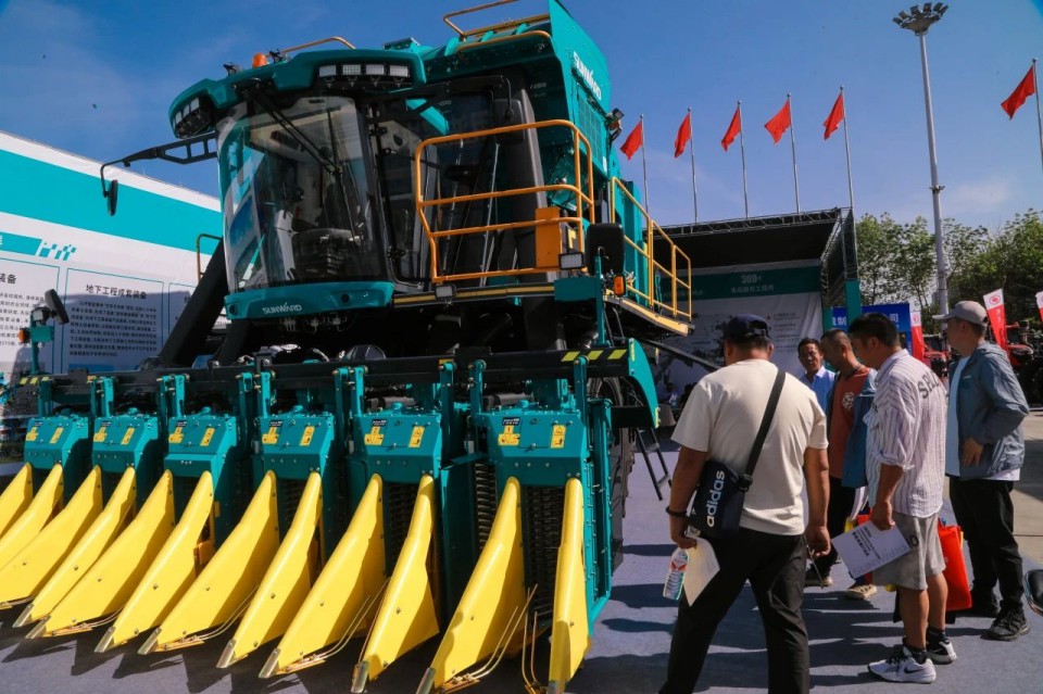 皇家国际智能亮相2025新疆国际农业机械展览会