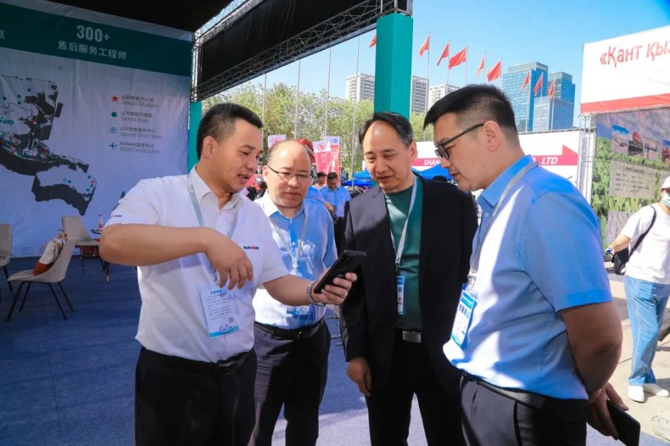 皇家国际智能亮相2025新疆国际农业机械展览会