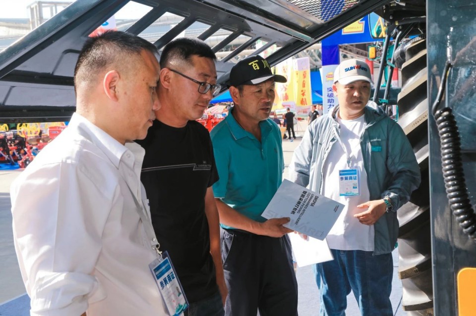 皇家国际智能亮相2025新疆国际农业机械展览会