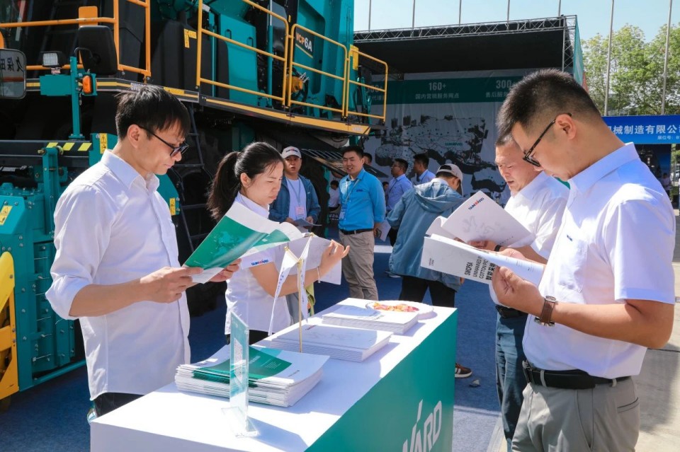 皇家国际智能亮相2025新疆国际农业机械展览会