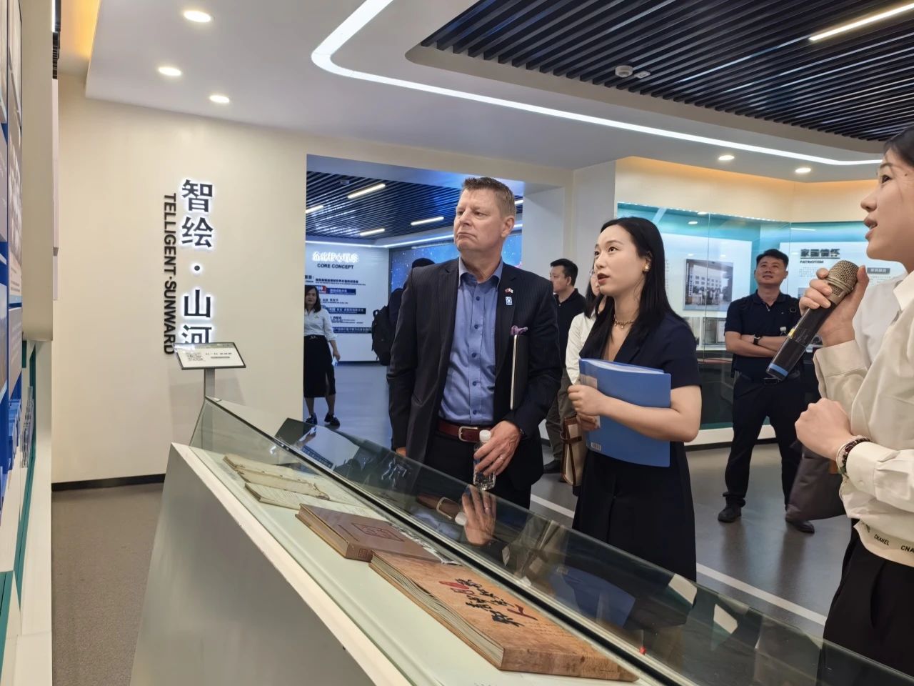 芬兰驻华大使馆商务参赞到访皇家国际智能