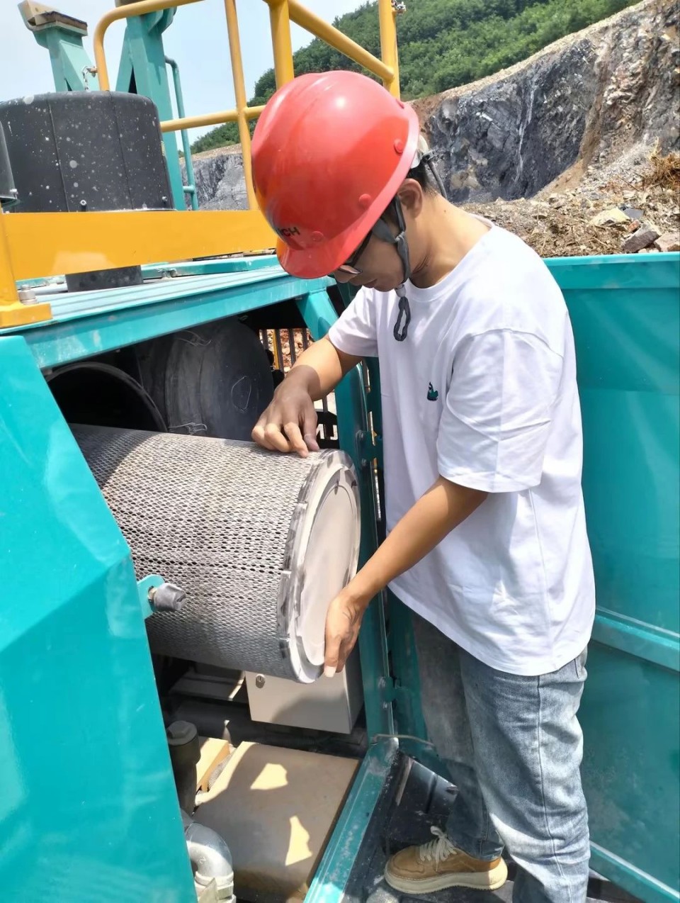 逾越皇家国际万里 智启服务新程——皇家国际矿岩“服务万里杏妆活动走进海螺水泥