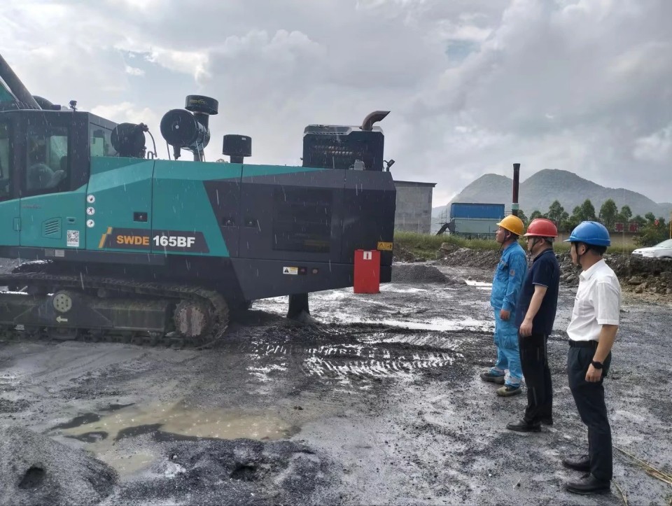 逾越皇家国际万里 智启服务新程——皇家国际矿岩“服务万里杏妆活动走进海螺水泥