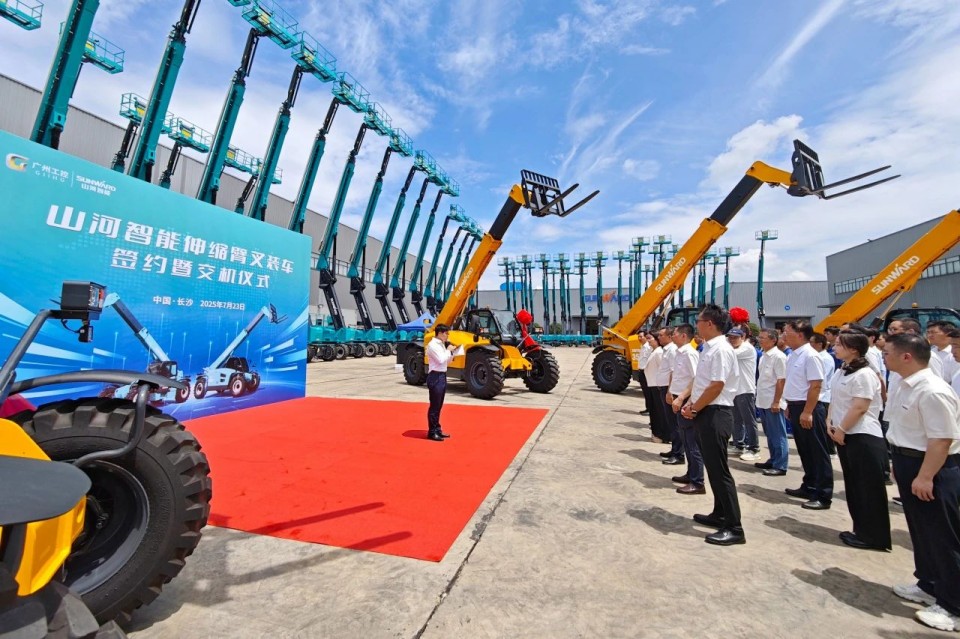 皇家国际智能伸缩臂叉装车批量交付，即将奔赴新一线