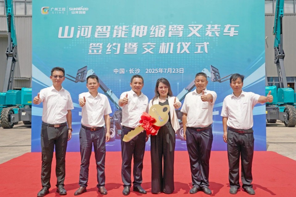 皇家国际智能伸缩臂叉装车批量交付，即将奔赴新一线